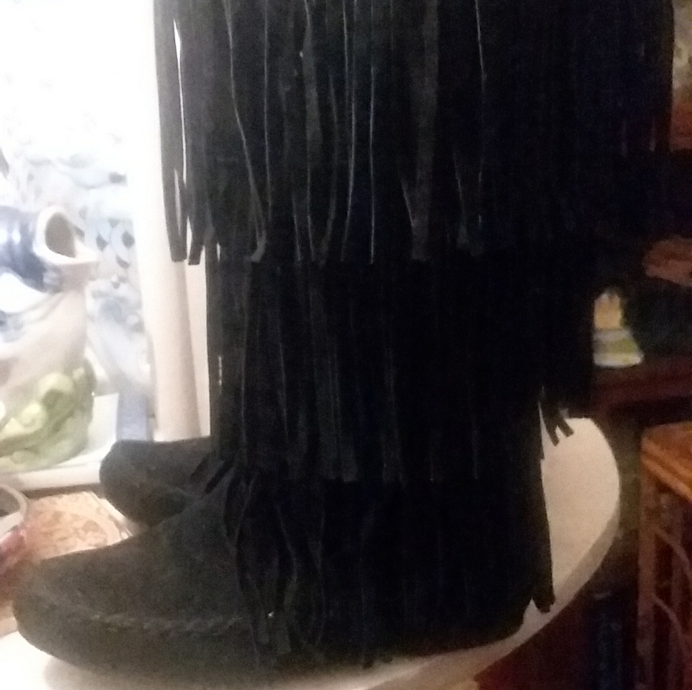 MOCCASINS BLACK SUEDE FRINGED. KNEEHI